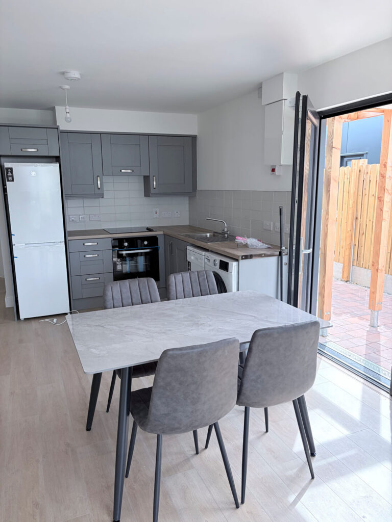 The kitchen and dining area at Estuary Way